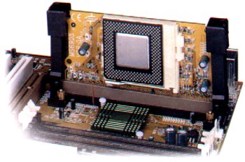 Figura 3 - Una CPU, inserita all'interno dello slot verticale che la ospita nella piastra madre.